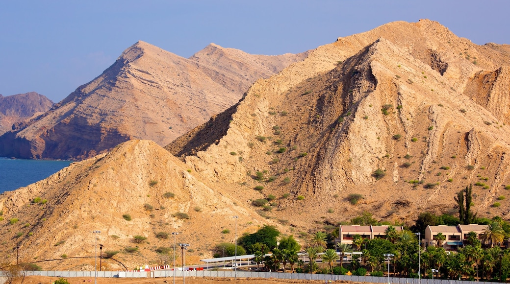 Shatti Al Qurum showing mountains