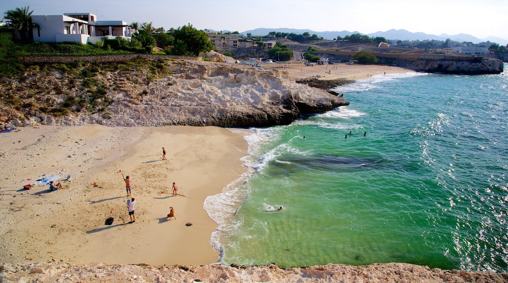 Shatti Al Qurum mostrando paisagens litorâneas, litoral rochoso e uma praia de areia