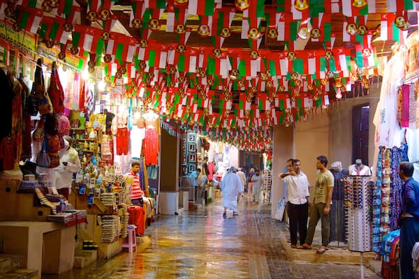 Souk de Muttrah mettant en vedette shopping et vues intérieures