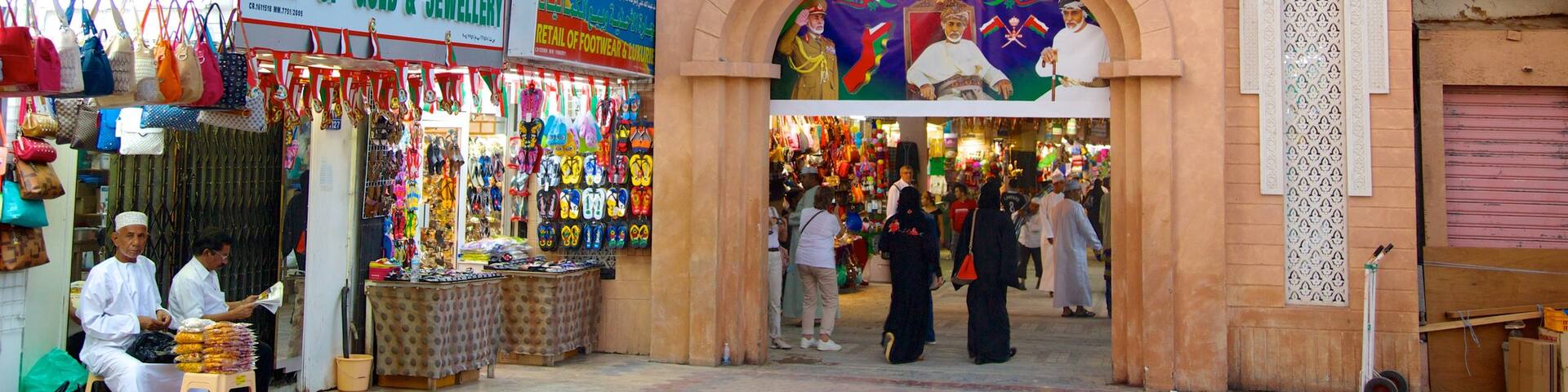 Muttrah Souq showing shopping, markets and a city