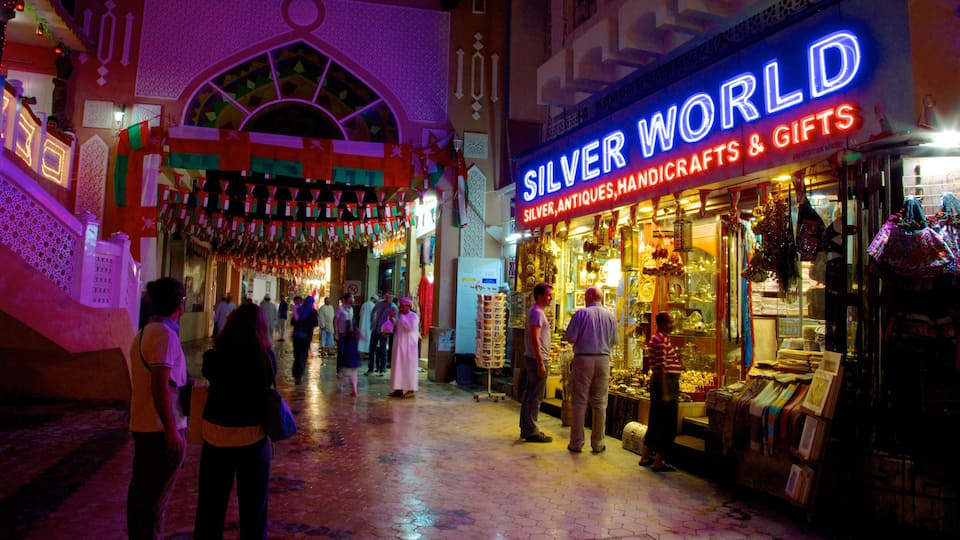 Souk de Matrah mettant en vedette ville, vie nocturne et signalisation