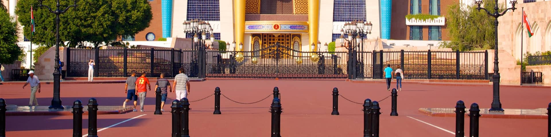 Muscat showing a square or plaza and modern architecture