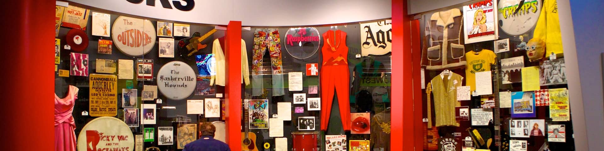 Rock and Roll Hall of Fame que incluye música y vistas interiores