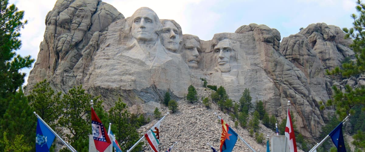 Monte Rushmore ofreciendo montañas y un monumento
