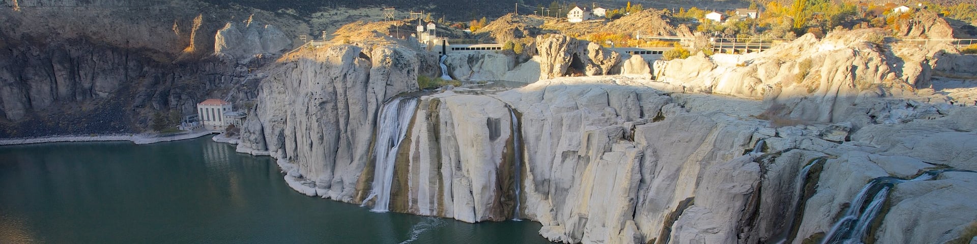 Twin Falls das einen Fluss oder Bach und Schlucht oder Canyon