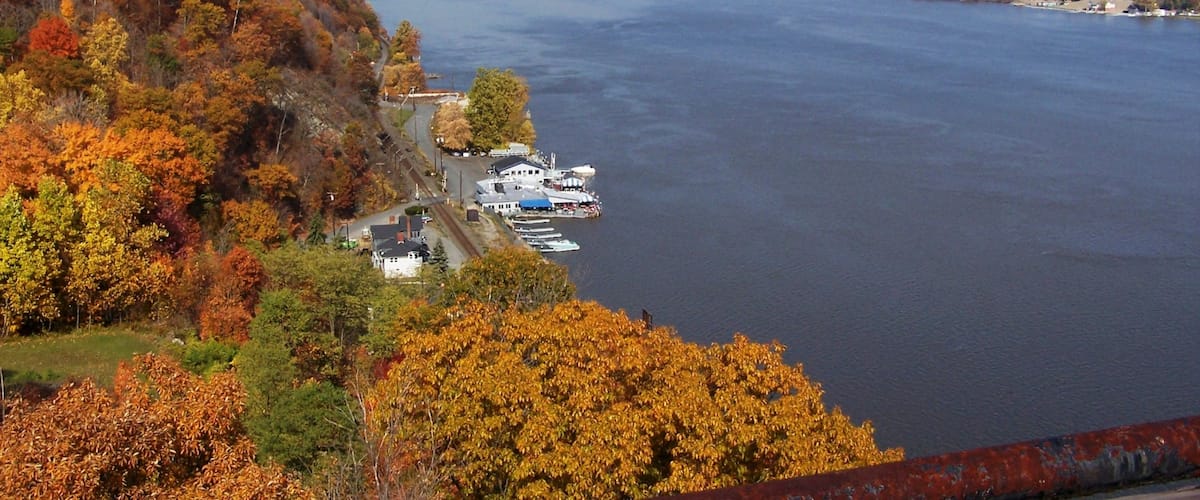 Poughkeepsie ofreciendo un río o arroyo y hojas de otoño