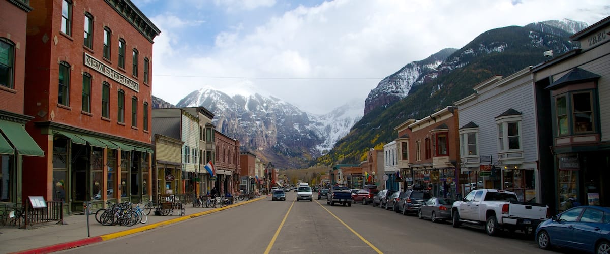 Telluride Ski Resort showing street scenes, a small town or village and mountains