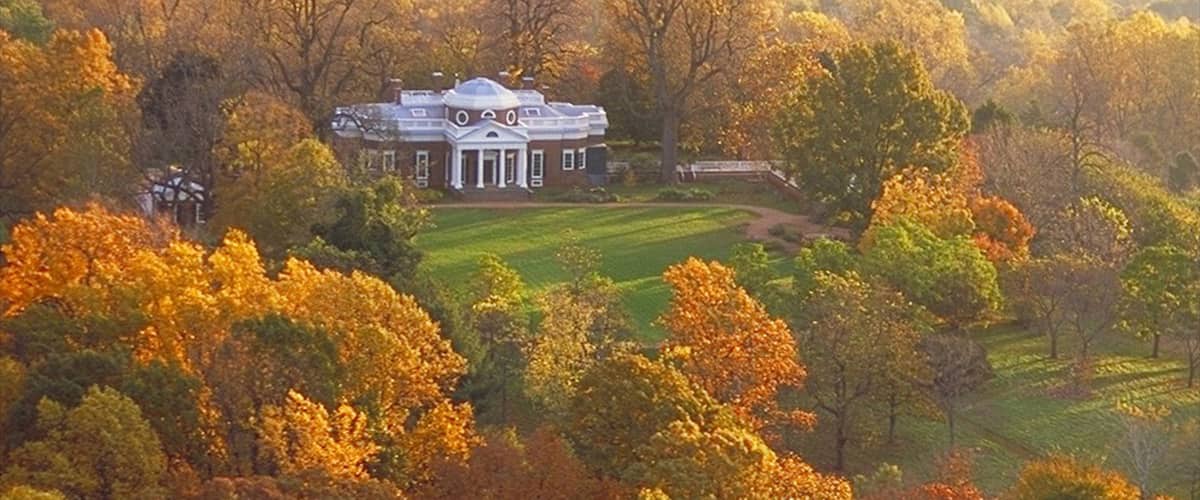 Charlottesville bevat bossen, herfstbladeren en een huis
