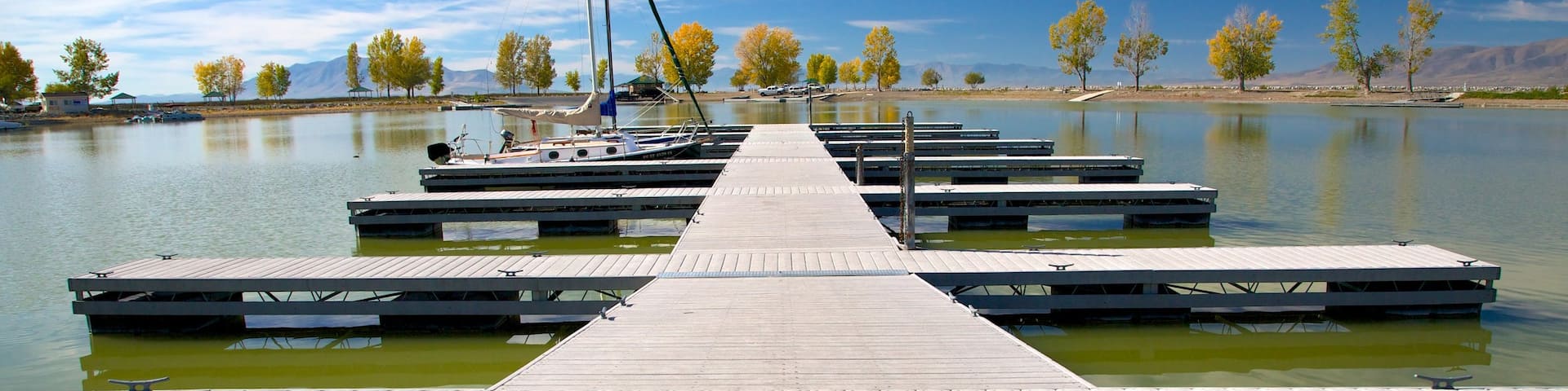 Parque Estatal Utah Lake ofreciendo una bahía o puerto y un parque