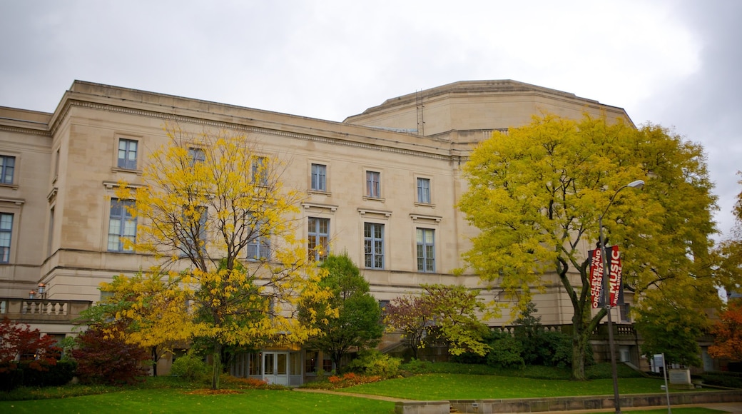 Severance Hall mostrando un edificio administrativo y arquitectura patrimonial