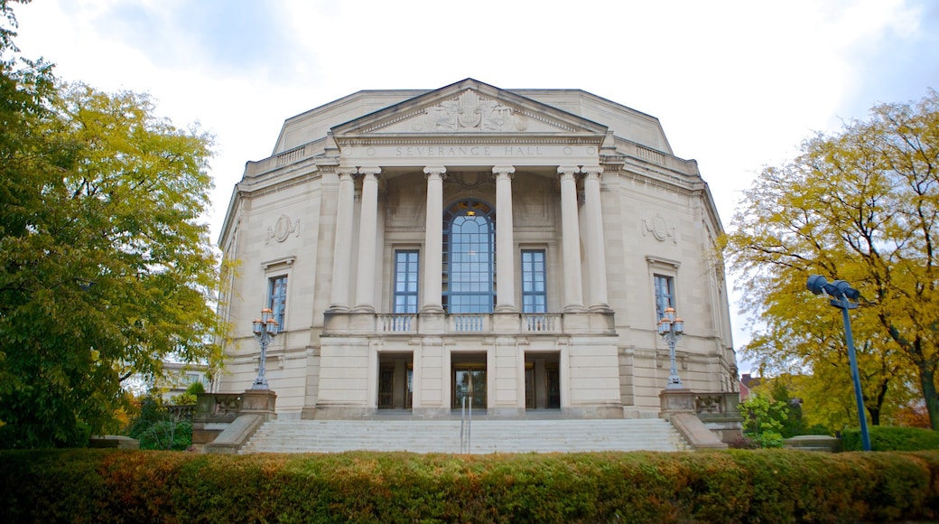 Severance Hall som visar historisk arkitektur och en administrativ byggnad