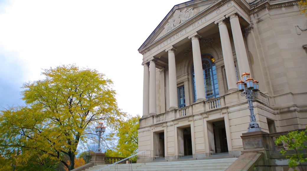 Severance Hall ofreciendo arquitectura patrimonial y un edificio administrativo