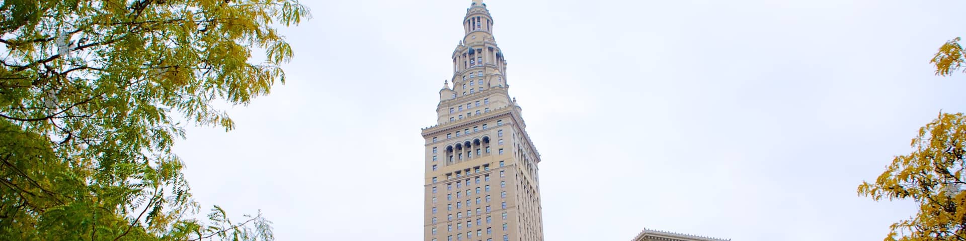 Terminal Tower que incluye los colores del otoño, patrimonio de arquitectura y un edificio de gran altura