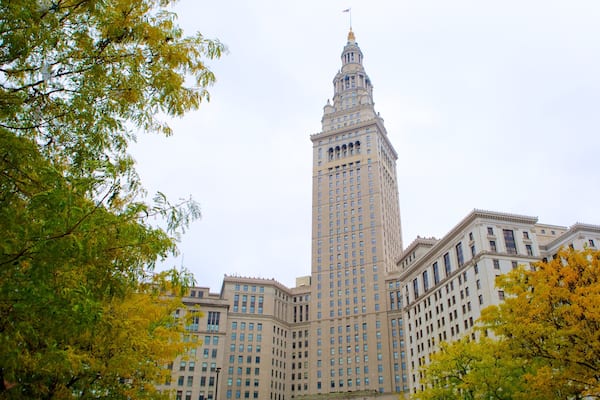 Terminal Tower johon kuuluu pilvenpiirtäjä, syksyn värit ja vanha arkkitehtuuri