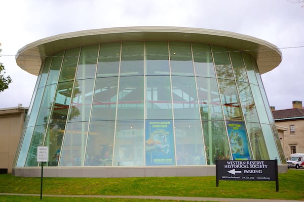 Western Reserve Historical Society welches beinhaltet Stadt und moderne Architektur