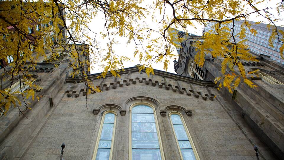Old Stone Church which includes heritage architecture and a church or cathedral