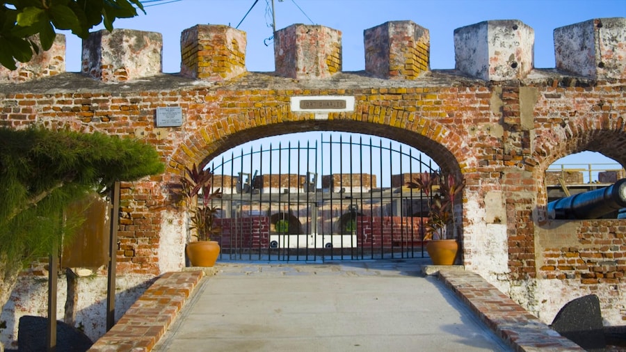 Fort Charles showing a castle and heritage elements