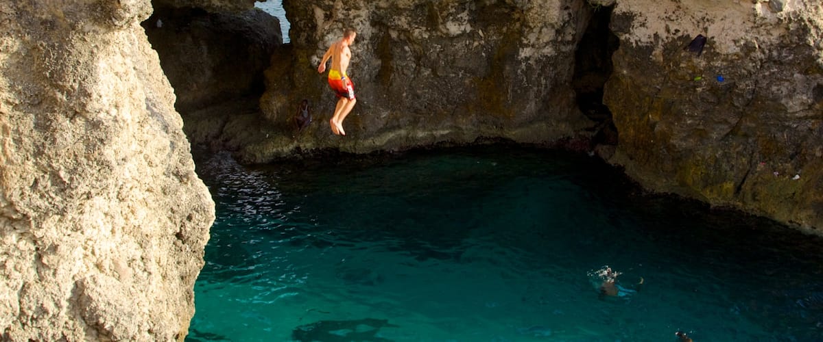 Negril which includes caves, rocky coastline and swimming