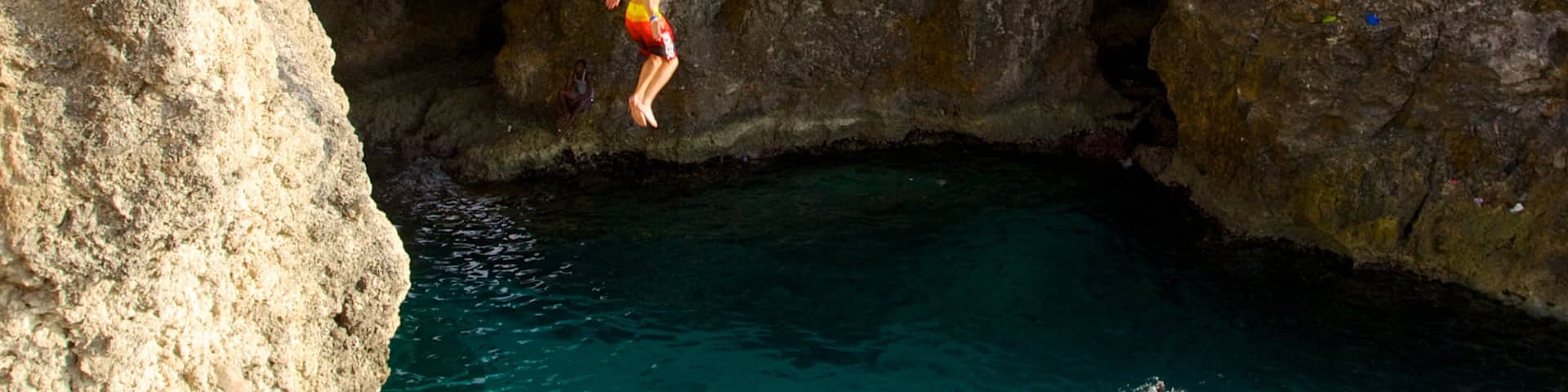 Negril mostrando cuevas, costa escarpada y natación