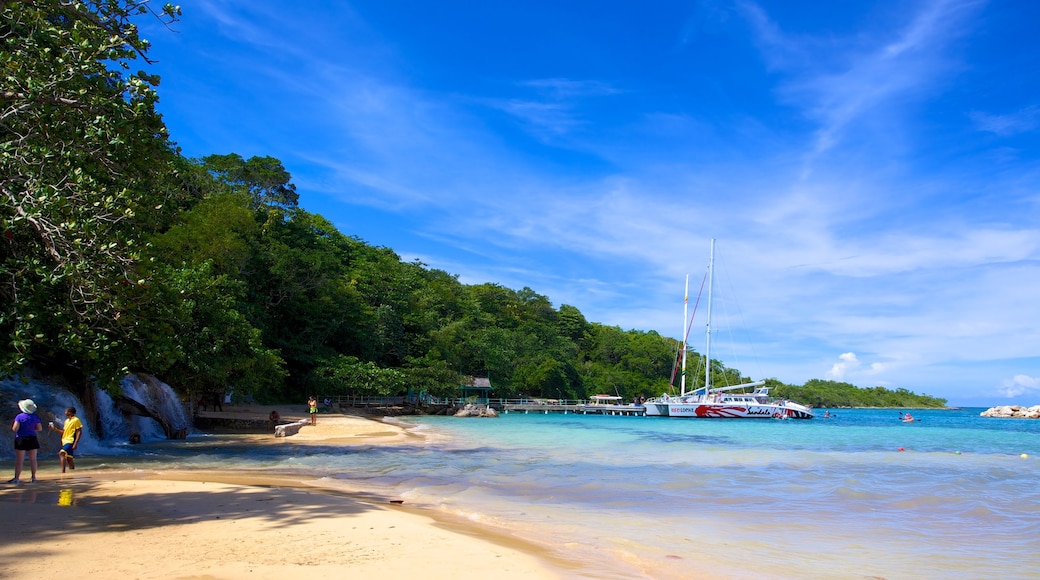 Dunns River Falls som viser strand, bukt eller havn og båter