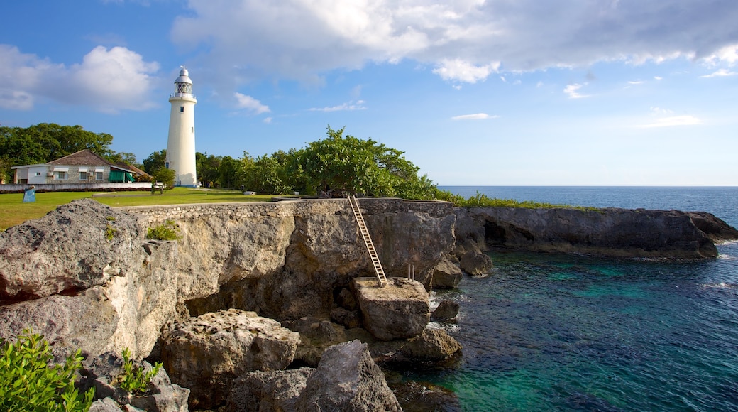 Negril Lighthouse mostrando litoral rochoso e um farol