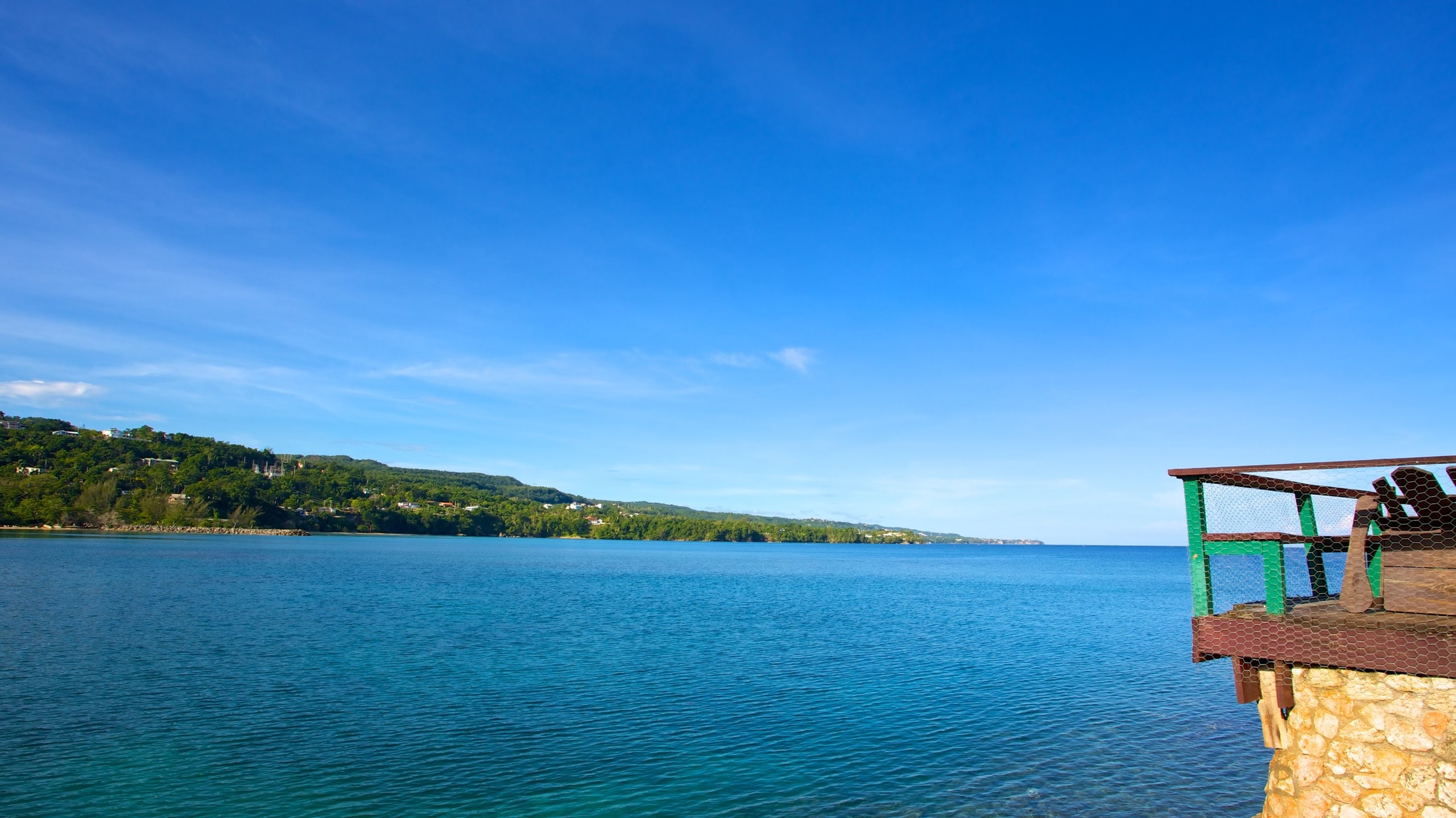James Bond Beach fasiliteter samt bukt eller havn og utsikt