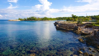 James Bond Beach som inkluderer tropisk landskap og klippelandskap