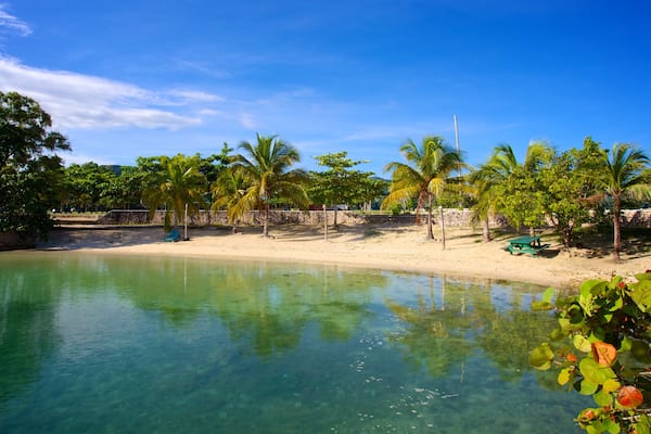 Plage James Bond mettant en vedette plage de sable et scènes tropicales