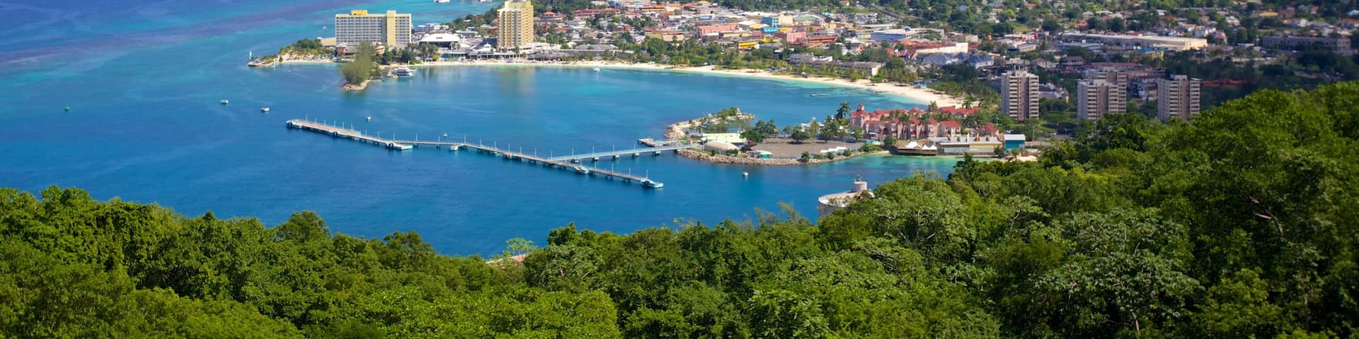 Mystic Mountain mettant en vedette baie ou port et ville côtière