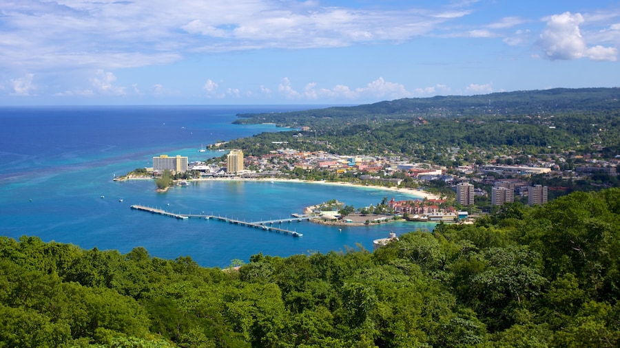 Montaña mística que incluye una bahía o un puerto y una localidad costera