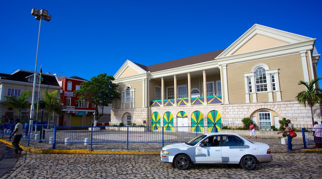 Plaza Sam Sharpe ofreciendo escenas urbanas y un parque o plaza