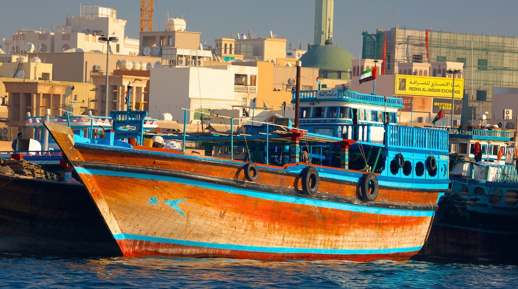 Dubai Creek montrant marina, vues littorales et rivière ou ruisseau