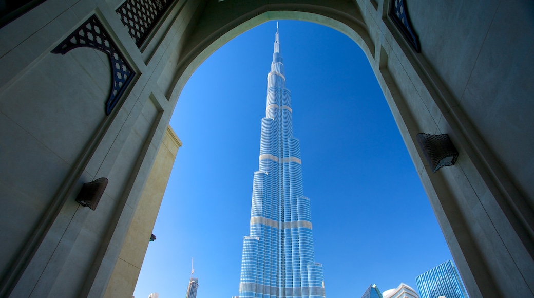 Burj Khalifa mostrando arquitectura moderna y un rascacielos