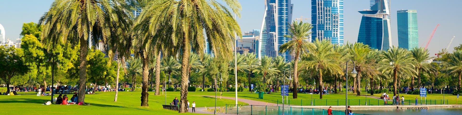 Safa Park welches beinhaltet moderne Architektur, Teich und Hochhaus