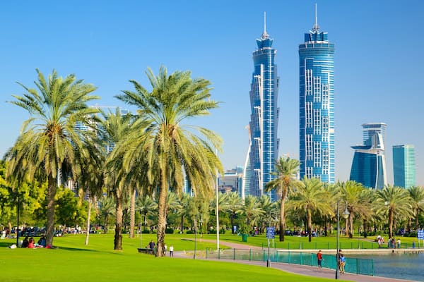 Safa Park welches beinhaltet moderne Architektur, Teich und Hochhaus