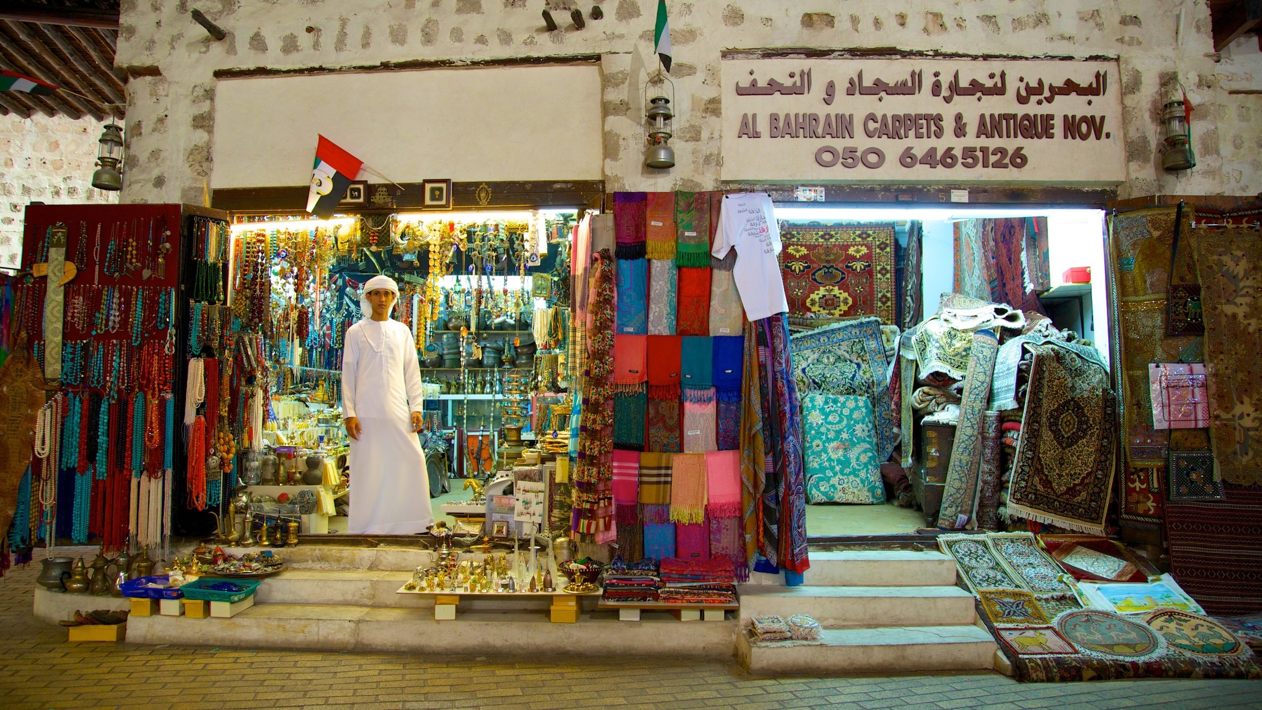 Dubaï mettant en vedette shopping, signalisation et marchés