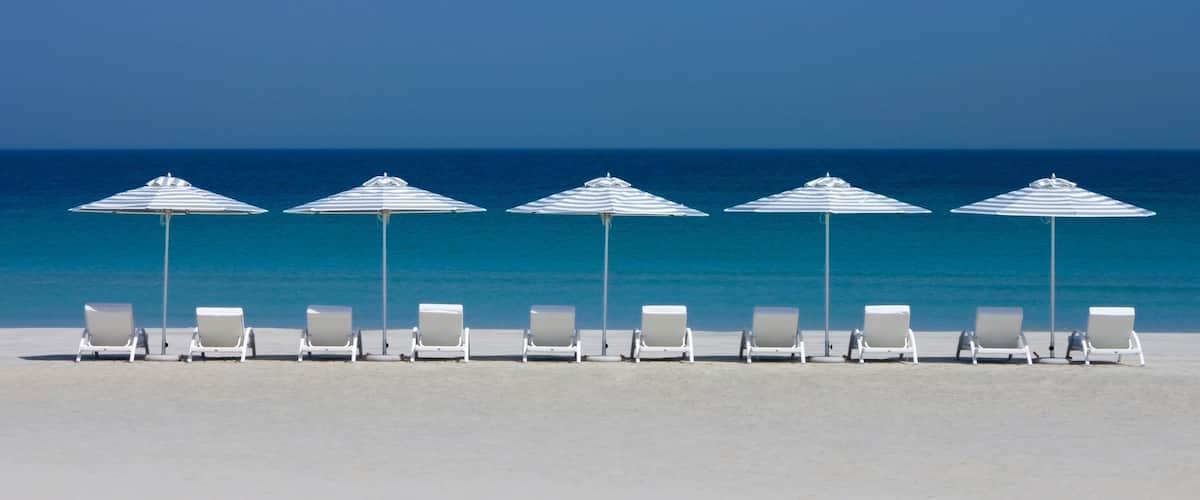 Emirado de Abu Dhabi mostrando uma praia de areia e um hotel de luxo ou resort