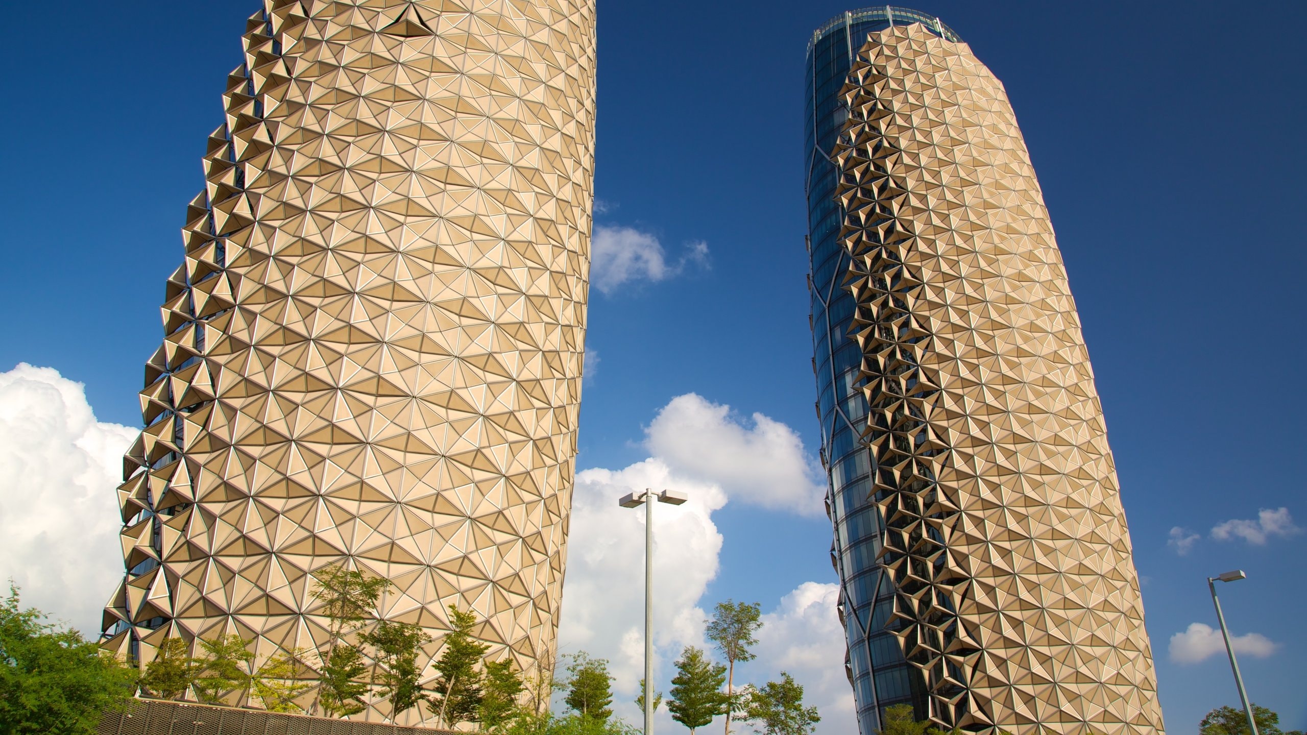 Emirat Abu Dhabi das einen Hochhaus und moderne Architektur