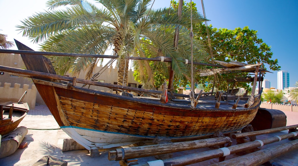 Ajman ofreciendo escenas tropicales y una ciudad