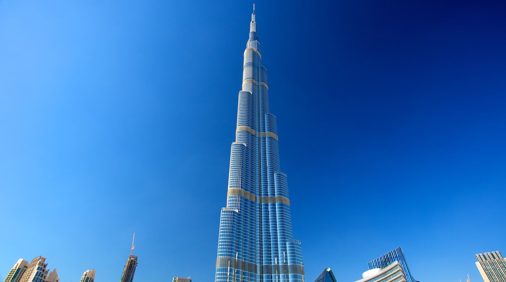 Burj Khalifa som inkluderar en skyskrapa, affärsdistrikt och en stad