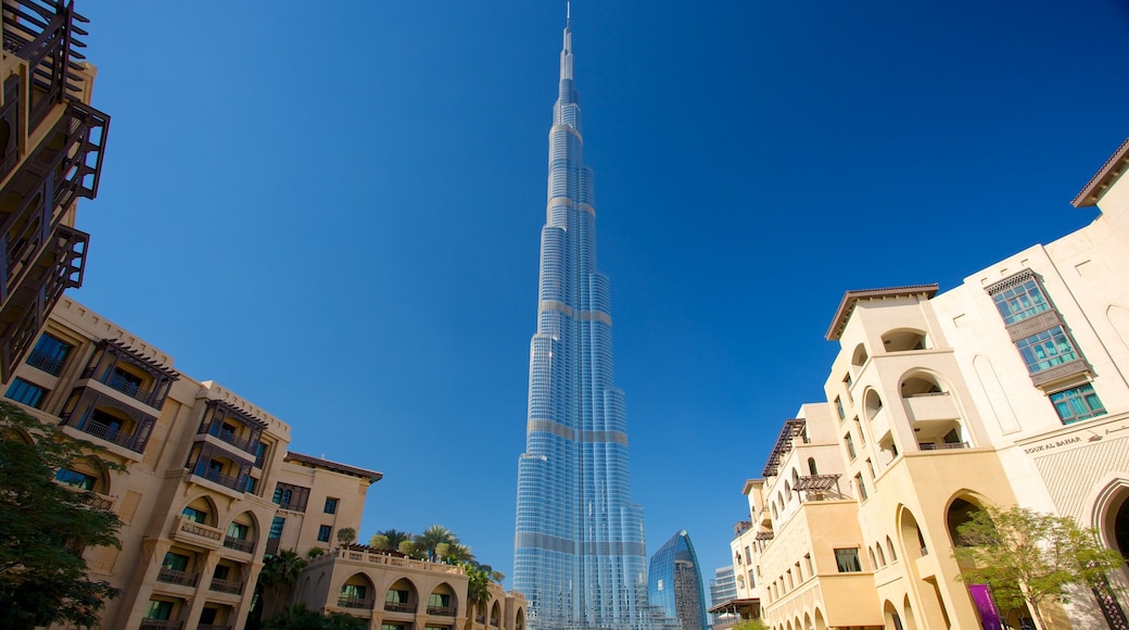 Burj Khalifa som inkluderar gatuliv, modern arkitektur och stadsutsikter