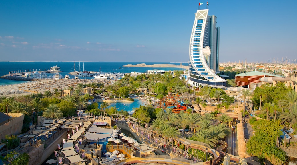 Parc aquatique Wild Wadi Water Park mettant en vedette ville, architecture moderne et baie ou port