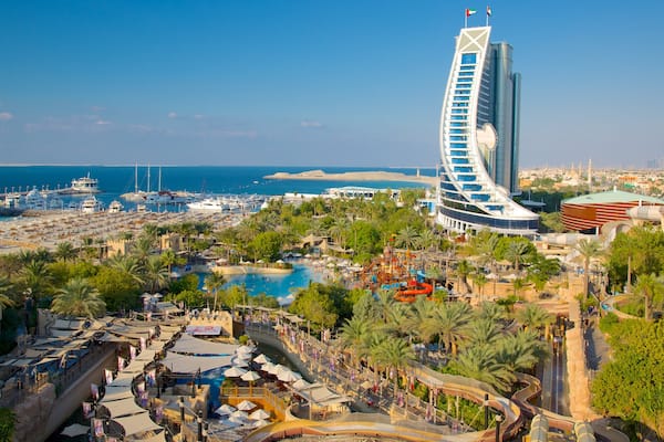 Parc aquatique Wild Wadi Water Park mettant en vedette ville, architecture moderne et baie ou port