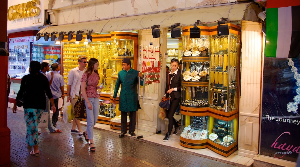 Goud-souk toont winkelen en een stad en ook een klein groepje mensen