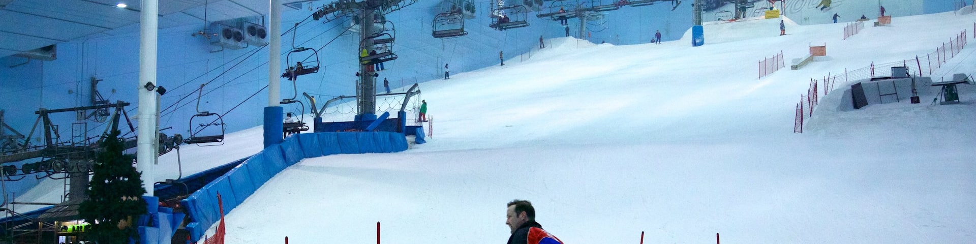 Ski Dubai featuring snow, interior views and snow boarding