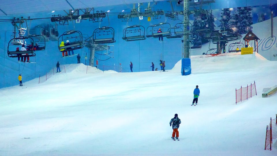 Ski Dubai mostrando esqui na neve, uma gôndola e neve