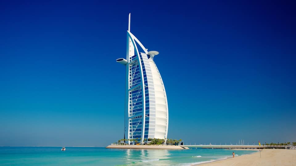 Souk Madinat Jumeirah caracterizando um arranha-céu, uma praia e uma cidade litorânea