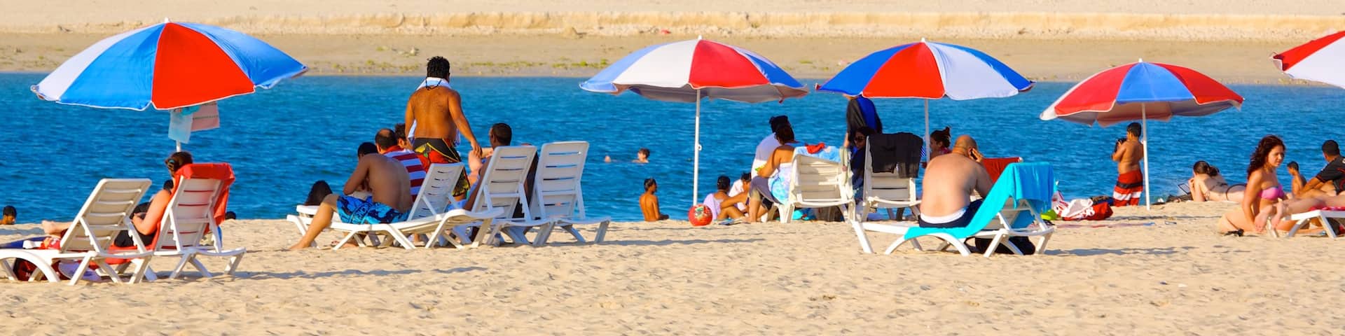Parc et plage Al Mamzar mettant en vedette scĂšnes tropicales et plage de sable aussi bien que important groupe de personnes