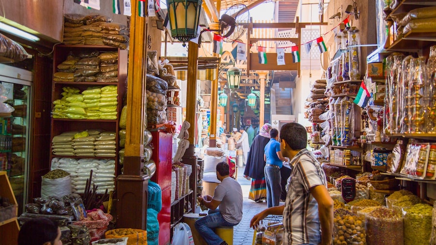 Souk de las especias ofreciendo compras, vistas interiores y mercados