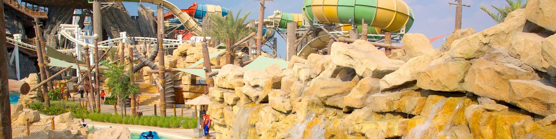 Parc aquatique Yas Waterworld mettant en vedette une piscine et un parc aquatique